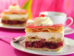 Sahnetorte mit Kirschen