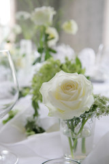 tischdekoration bei einer hochzeitsfeier,blumen,rose weiß