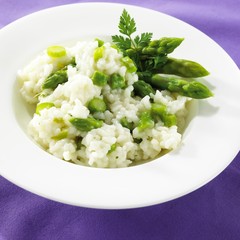 Risootu auf grünem Spargel