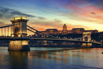 Obraz premium Budapeszt o zachodzie słońca.