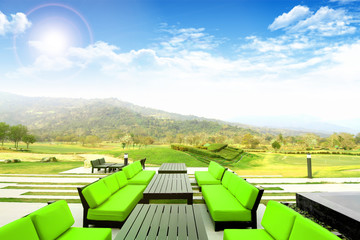 Obraz premium Beautiful outdoor space with a table and chairs