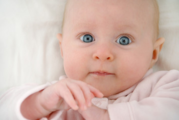 Bellissima bimba con occhi blu