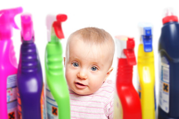 Aufpassen: Baby will mit Putzmittel spielen
