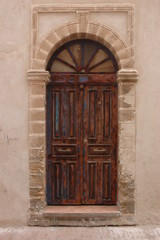 Fototapeta na wymiar Drewniane drzwi w Essaouira Maroc