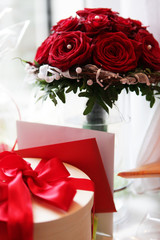 geschenke und brautstrauß