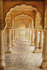 Alignement de colonnes, architecture à l'Amber palace à Jaipur, Rajasthan, Inde. Photo avec...