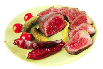 beef slices with pepprs and cucumbers