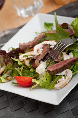 Nahaufnahme von einem Salat mit Parmesan