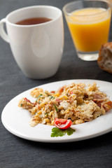 Rührei, Tee und Orangensaft