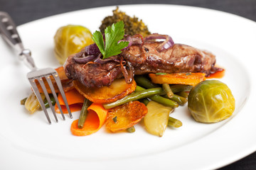 Zwiebelrostbraten mit gebratenen Zwiebelringen