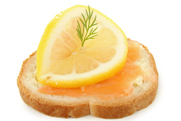 canapé au saumon sur fond blanc