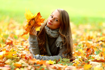 woman portret in autumn leaf