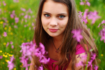 Naklejka premium woman on pink flower field