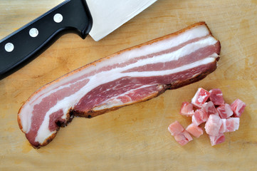 Pancetta affumicata su tagliere di legno