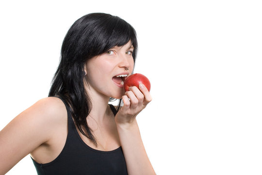 Frau isst Apfel