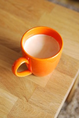 Kaffeetasse auf Holztisch