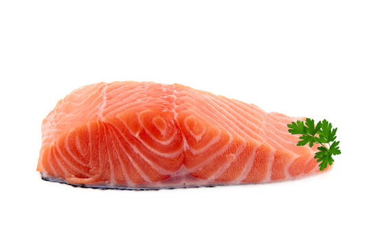 pav&eacute; de saumon sur fond blanc