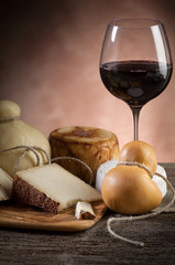 Fototapeta na wymiar variety of cheese and red wine