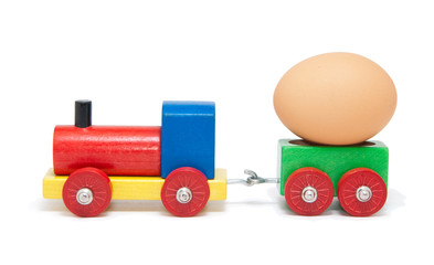 Holzeisenbahn mit einem Osterei auf einem Waggon