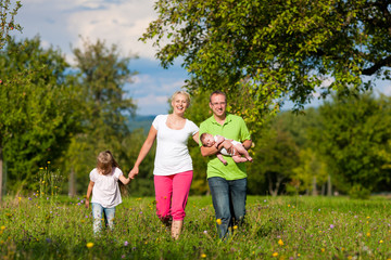 Fototapeta premium Familie macht Spaziergang im Sommer