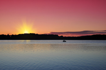 Anglerboot im Sonnenuntergang