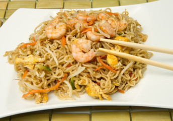 spaghetti cinesi con gamberi e ingredienti misti
