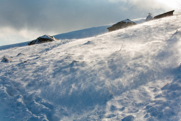 Fototapeta na wymiar Śnieżna zima i wietrznie mountain view