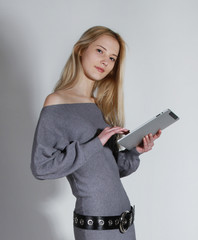 girl leasning to mp player
