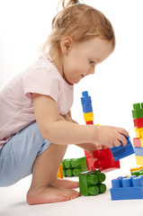 Baby in studiu is playing with toys