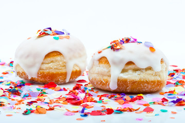 Berliner mit Zuckerguss und Konfetti