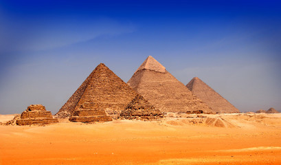 Grandes pyramides dans la vallée de Gizeh