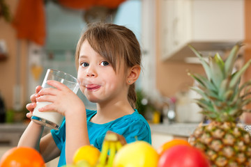 Kind trinkt Milch