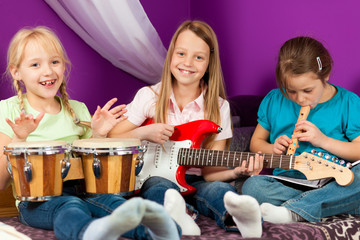 Kinder musizieren