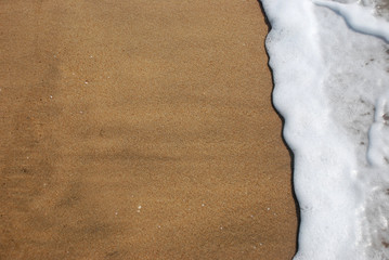 Strandszene mit Meer und Gischt