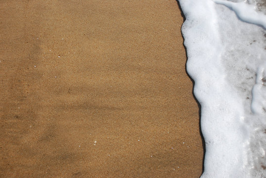 Strandszene mit Meer und Gischt