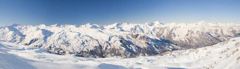 Naklejka premium Panoramic view down a mountain valley
