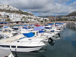 Fototapeta na wymiar Jachty w Puerto Rico, Gran Canaria