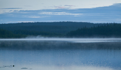 Ночное озеро в тумане.