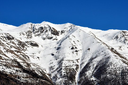 montagne enneigée station de ski ciel bleu