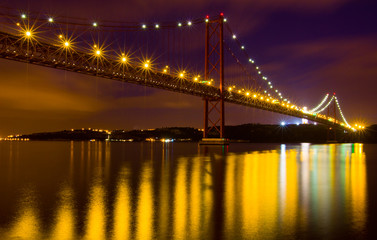 Fototapeta na wymiar 25 De Abril Bridge w Lizbonie