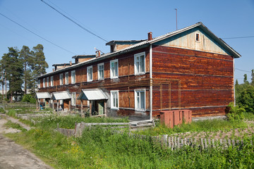 Fototapeta na wymiar Деревянный дом в посёлке Умба.