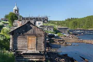 Деревня на берегу северной реки Умба. © mvi690