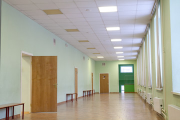 Пустые школьные коридоры.