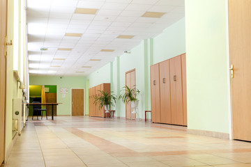 Пустые школьные коридоры.