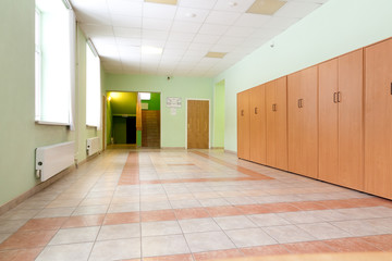 Пустые школьные коридоры.