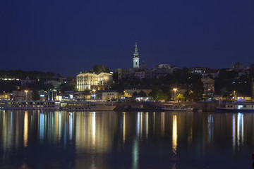 Fototapeta na wymiar Belgrad w nocy, stolicy Serbii, widok od rzeki Sawy