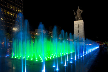Naklejka premium Angled Green Fountain Yi Sun-Sin Statue