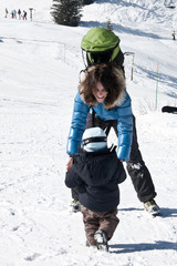 Fototapeta na wymiar Mère jouant dans la neige avec son fils