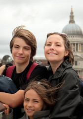 famille devant la cathédrale Saint Paul à Londres
