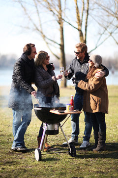 Freunde grillen draussen